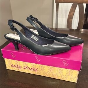 Easy Street Faye Shoes in Navy - excellent condition!